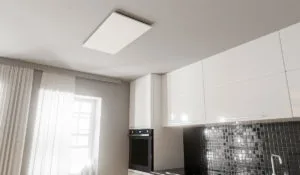 Instalación de techo Herschel Comfort White en una cocina