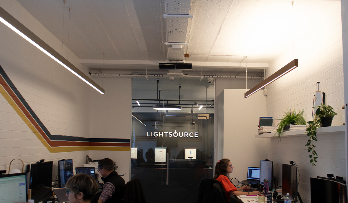 Espacio de oficina de Lightsource climatizado con Advantage IR2 Negro