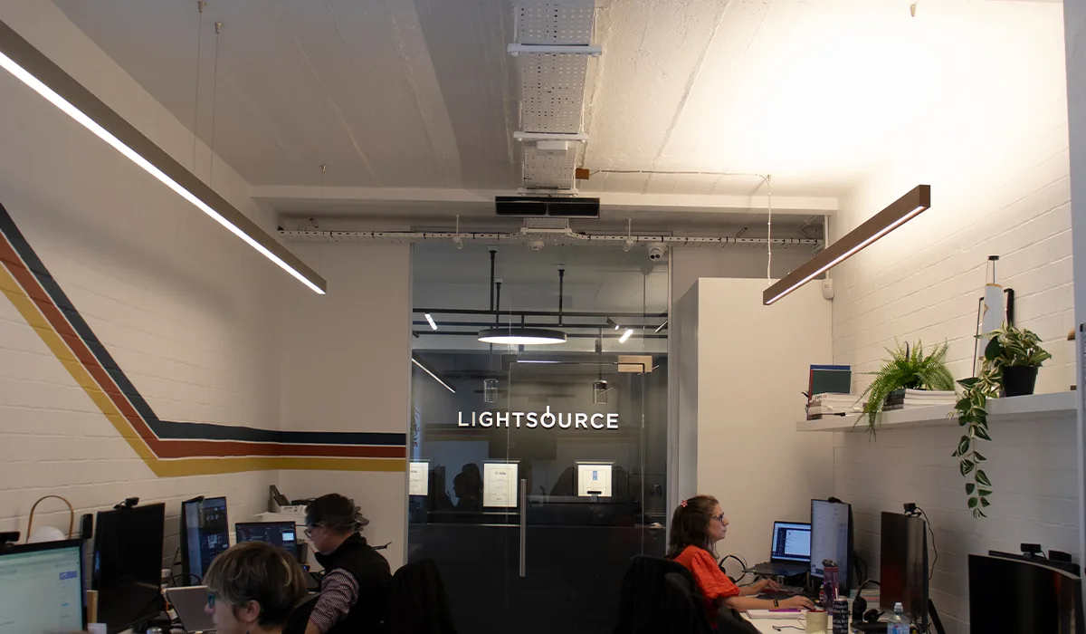 Espacio de oficina de Lightsource climatizado con Advantage IR2 Negro