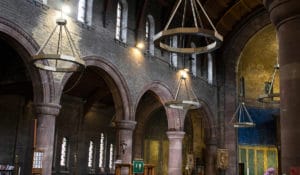 Calentadores Herschel Halo colgados del techo en la nave de una iglesia.