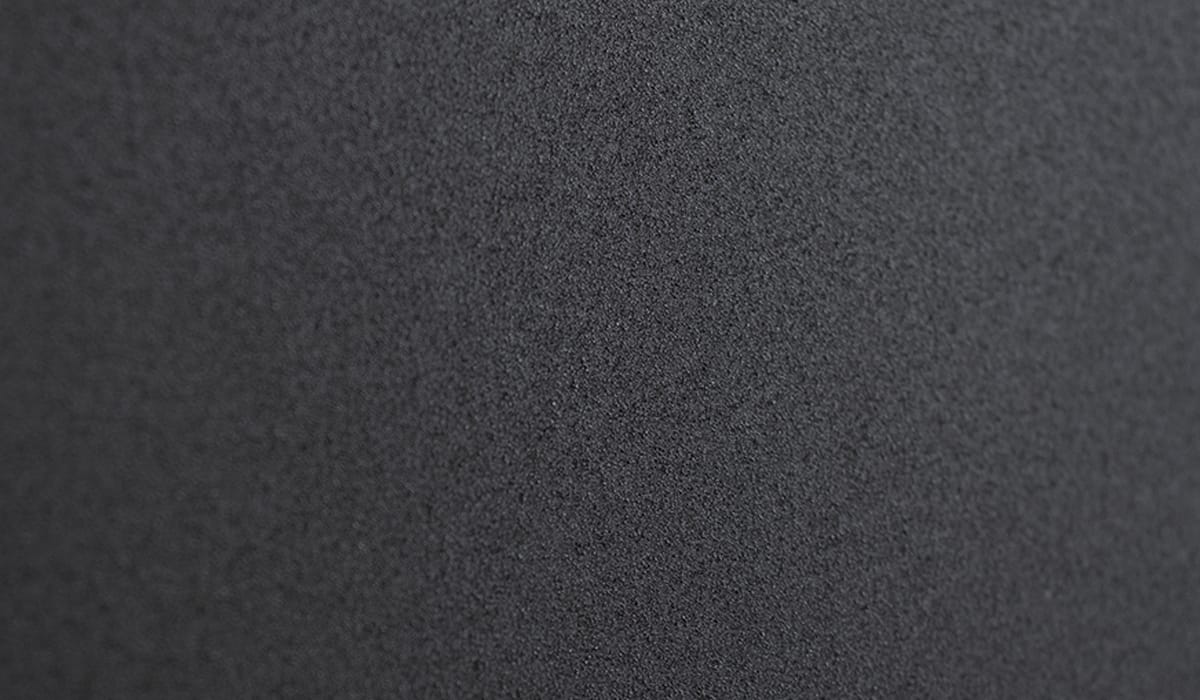 Primer plano del acabado negro texturizado