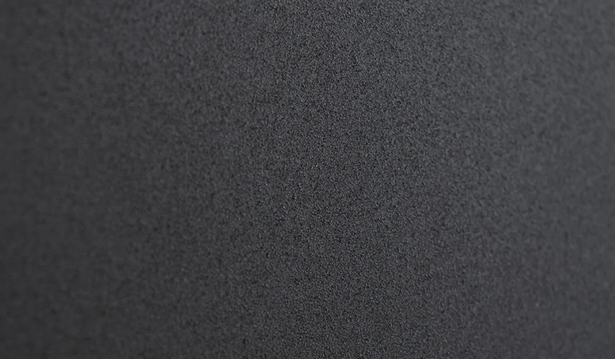 Primer plano del acabado negro texturizado